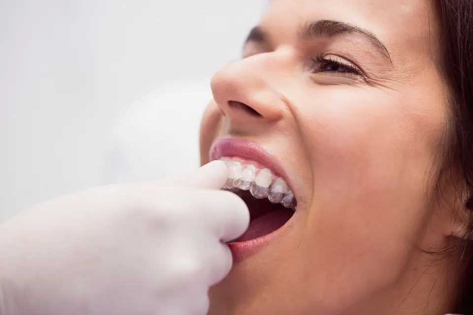 Odontóloga revisando la sonrisa de una paciente