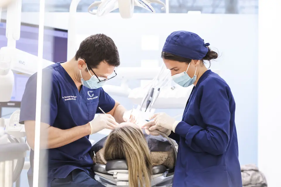 Dentistas de Castellana Clínica Dental atendiendo a una paciente en la clínica del Paseo de la Castellana 107
