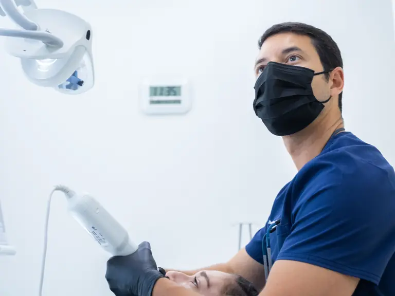 Odontólogo haciendo un escaneo intraoral, sin moldes