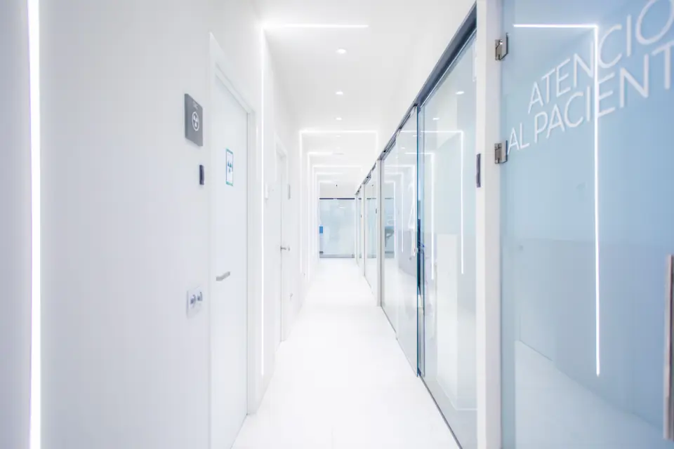 Pasillo de gabinetes de Castellana Clínica Dental