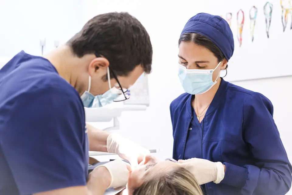 Cirugía de implantes en un gabinete de Castellana Clínica Dental